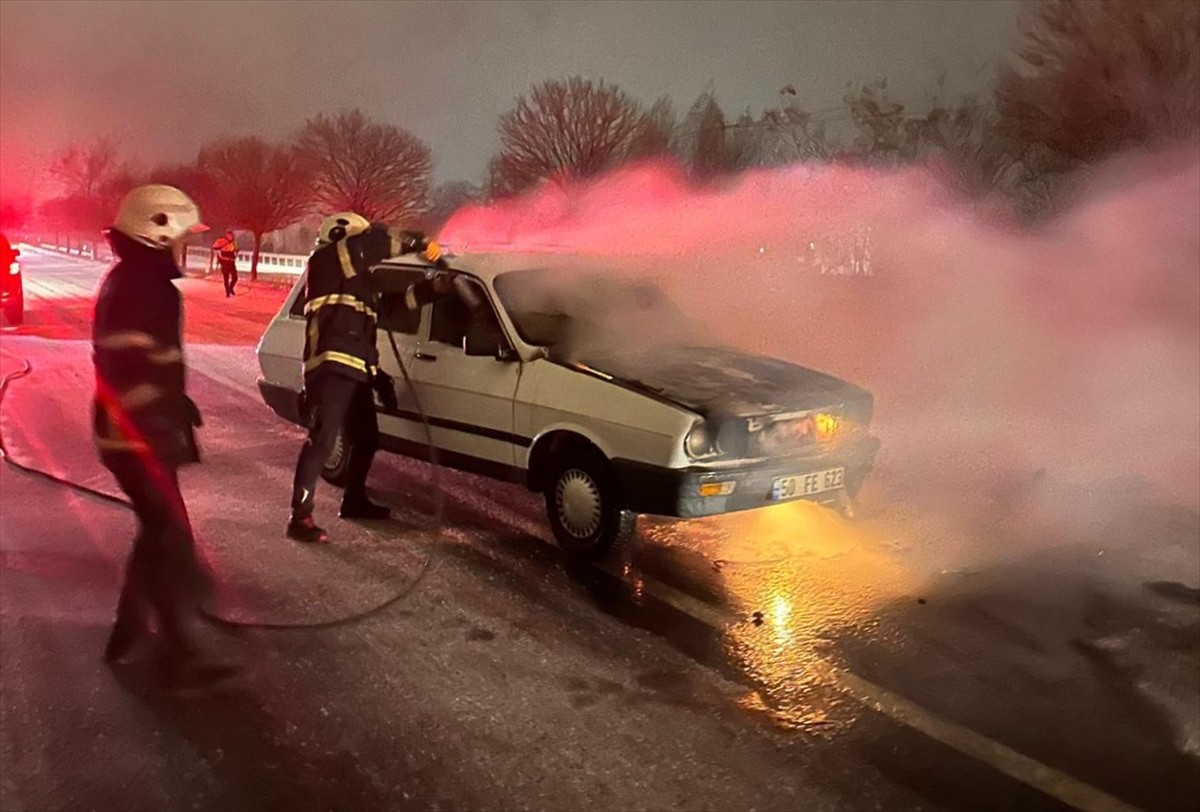 Nevşehir'de seyir halindeyken alev alan otomobil itfaiye ekiplerince söndürüldü.