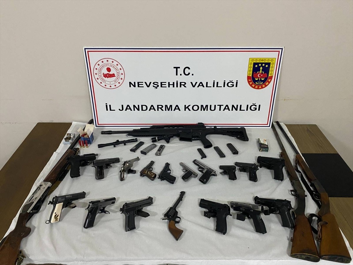 Nevşehir'de yasa dışı silah ticaretine yönelik operasyonda 21 silah ve 66 kesici alet ele...