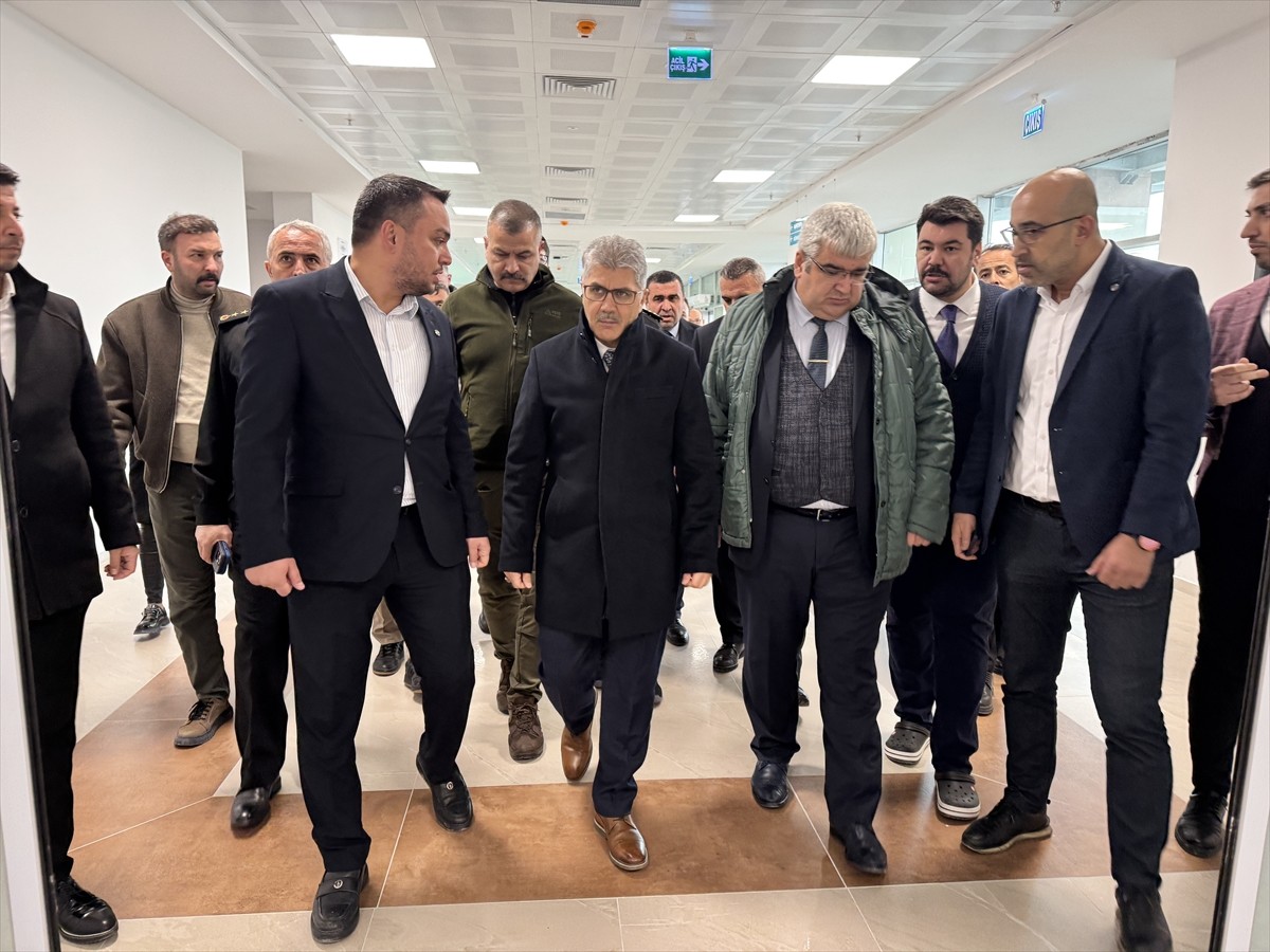 Niğde'de bir hasta tarafından bıçaklanan beyin cerrahı yaralandı. Vali Cahit Çelik (ortada)...