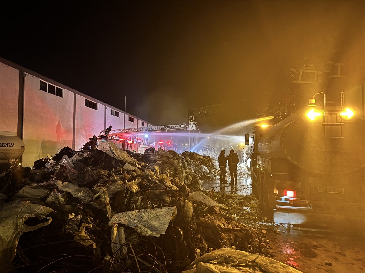 Niğde'de geri dönüşüm fabrikasının stok alanında çıkan yangın söndürüldü.