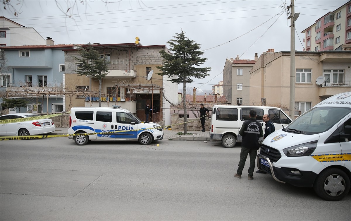 Niğde'de "aile içi şiddet" ihbarına giden 2 polisi bıçak ve keserle yaralayan zanlı, ayağından...