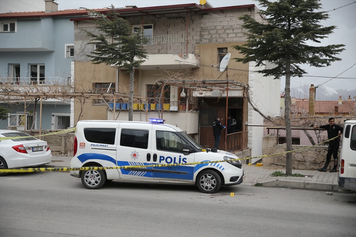 Niğde'de "aile içi şiddet" ihbarına giden 2 polisi bıçak ve keserle yaralayan zanlı, ayağından...