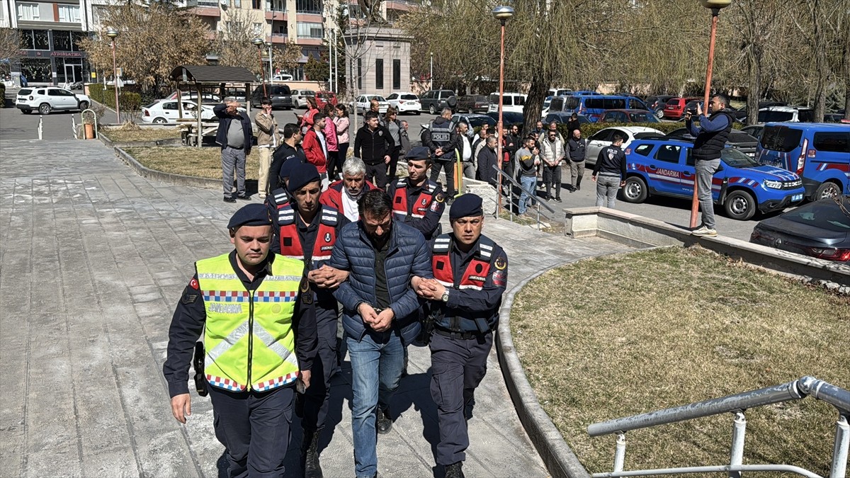 Niğde'nin Bor ilçesinde Hristiyan bir kişiye ait olduğu değerlendirilen mumyayı satmaya çalışırken...