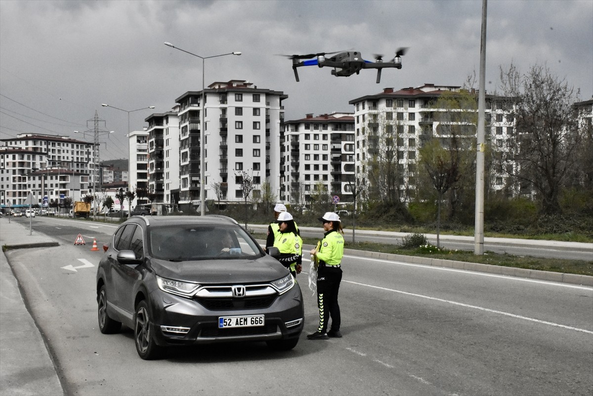 Ordu'da polis ekiplerince, Ramazan Bayramı tedbirleri kapsamında dron destekli trafik uygulaması...