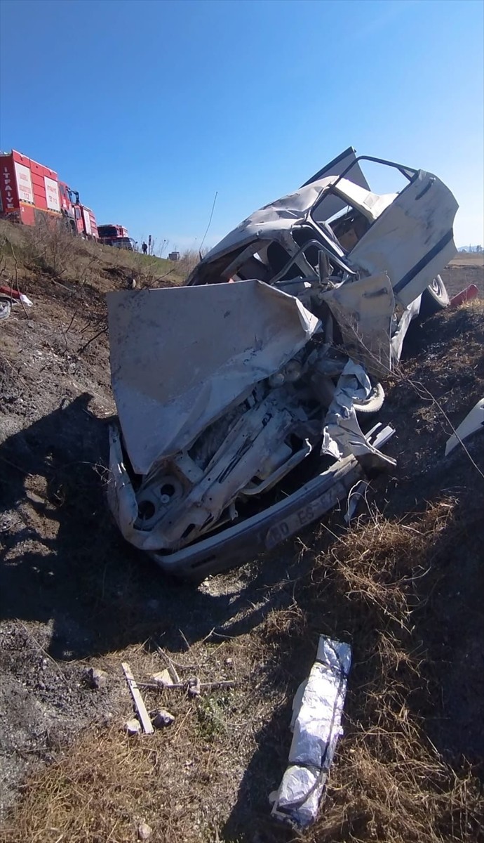 Osmaniye'de iki otomobilin çarpışması sonucu 3 kişi hayatını kaybetti, 2'si çocuk 3 kişi...