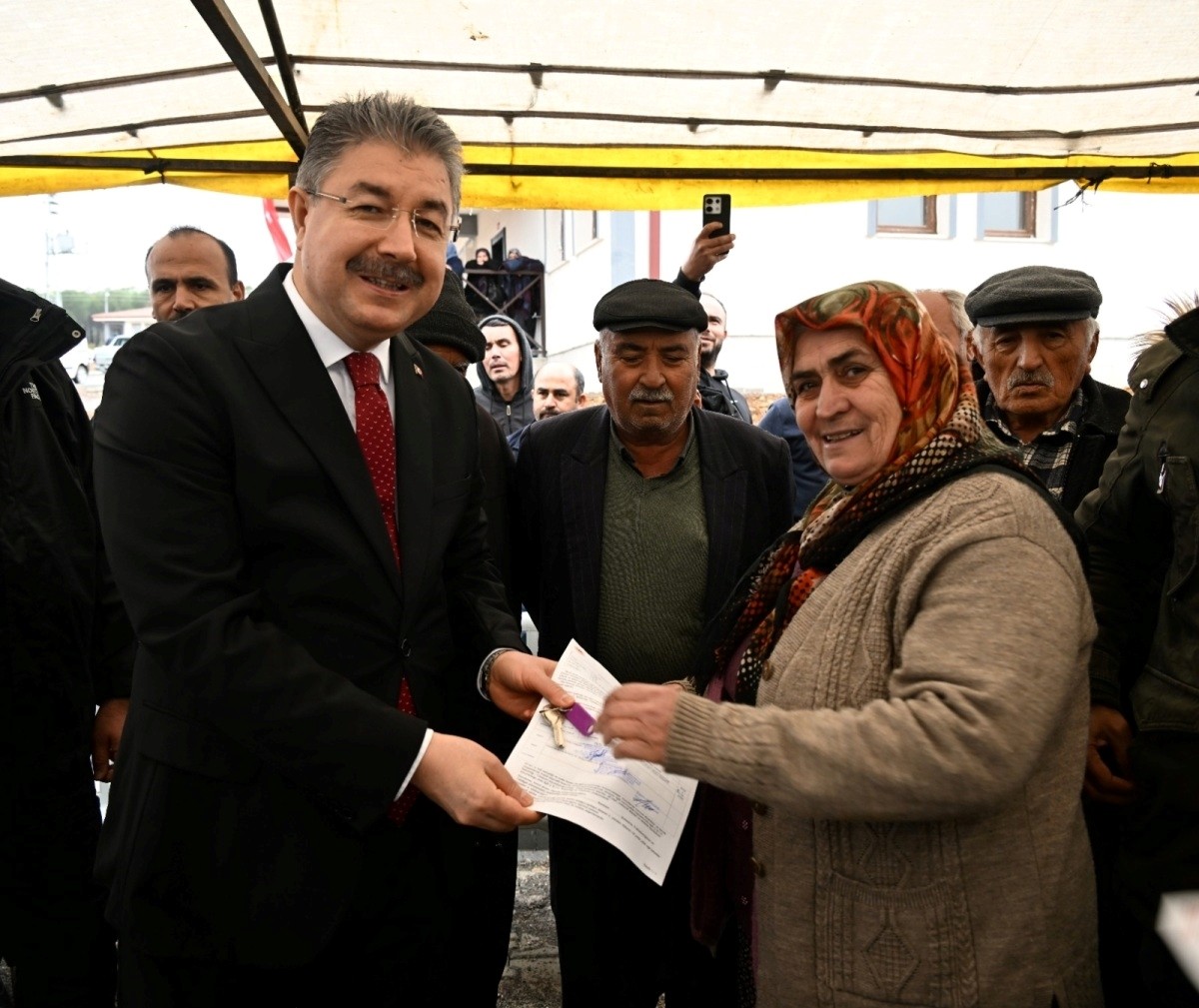 Osmaniye'nin Düziçi ilçesinde yapımı tamamlanan 41 köy evi, törenle hak sahibi depremzedelere...
