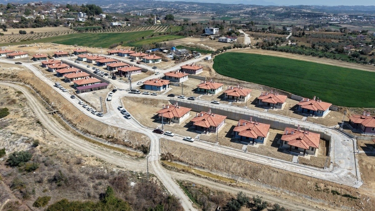 Osmaniye'nin Kadirli ilçesinde yapımı tamamlanan 32 köy evi, törenle hak sahibi depremzedelere...