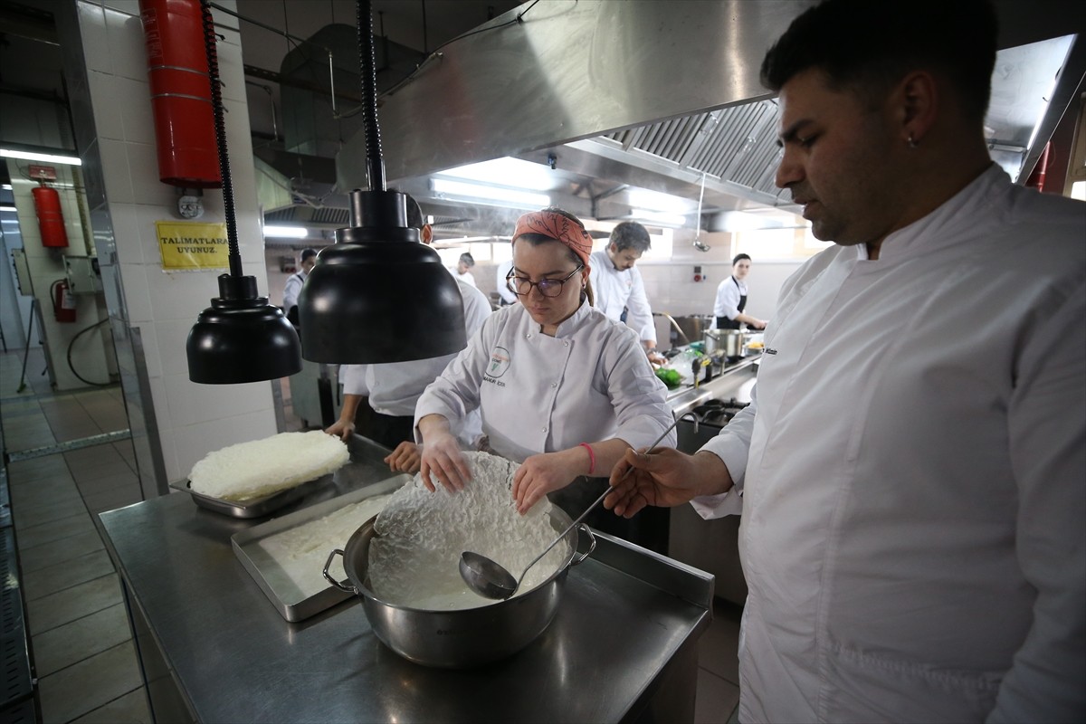 Osmanlı Devleti'ne ait yemek kitabı olan "Kitab-ı Me'kulat"da "gülac" olarak tarifi verilen ve...