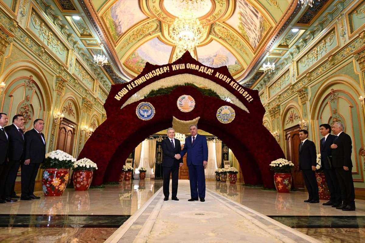 Özbekistan Cumhurbaşkanı Şevket Mirziyoyev (solda), Tacikistan'ın Hocent şehrindeki çalışma...