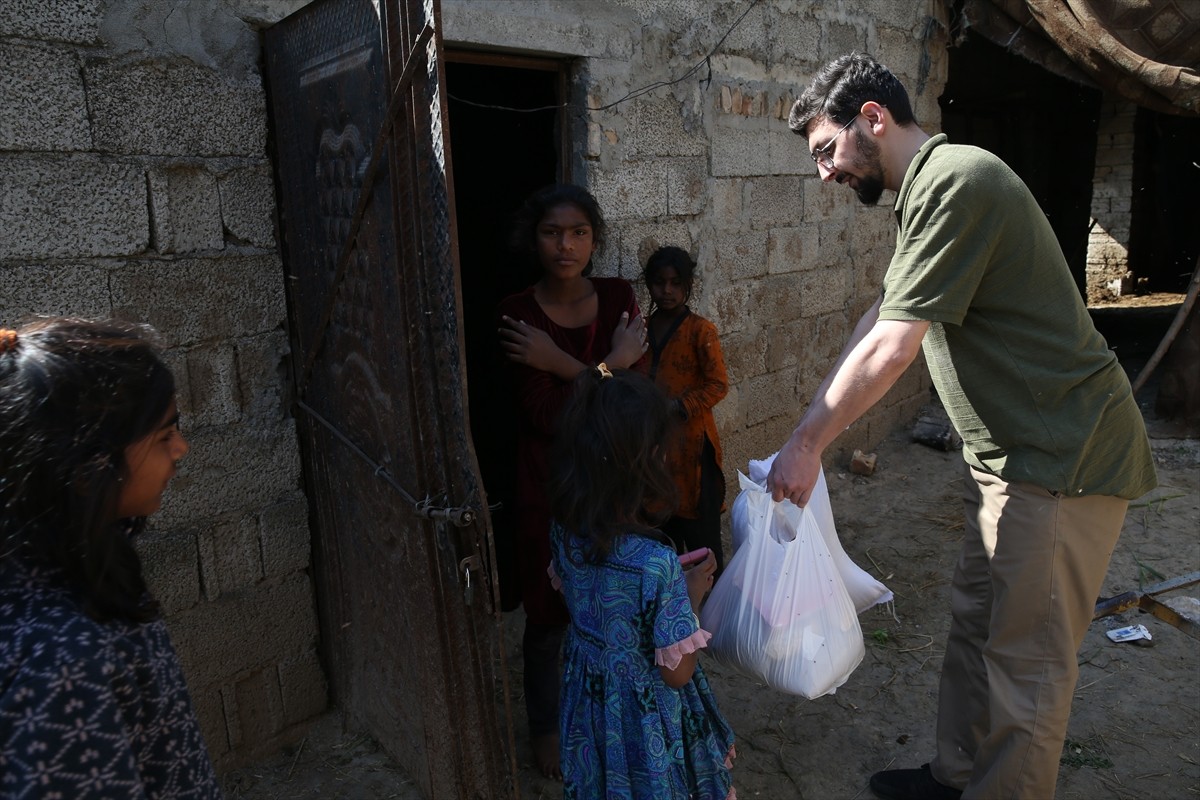Pakistan'da yaşayan Türk öğrenciler, ramazanda ihtiyaç sahiplerine 150 koli erzak dağıttı. Başkent...