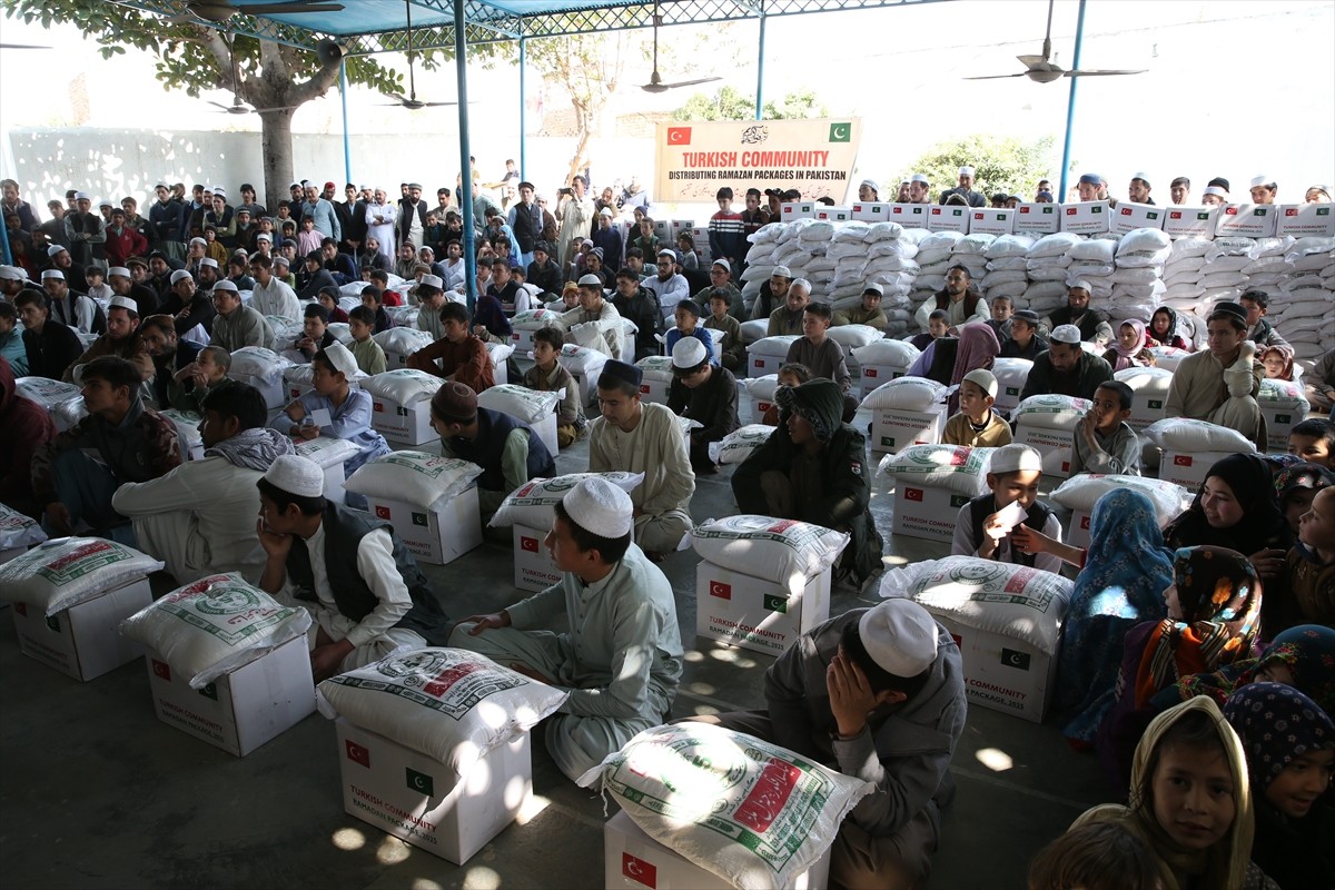 Pakistan'da yaşayan Türk vatandaşları, ramazanda ihtiyaç sahiplerine 1000 koli erzak dağıtımını...