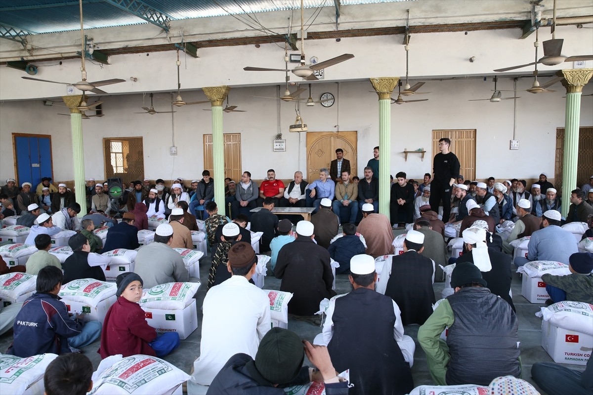 Pakistan'da yaşayan Türk vatandaşları, ramazanda ihtiyaç sahiplerine 1000 koli erzak dağıtımını...