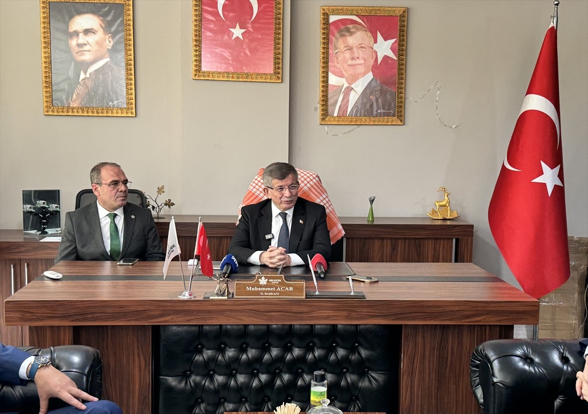 Partisinin Antalya il başkanlığını ziyaret eden Gelecek Partisi Genel Başkanı Ahmet Davutoğlu...