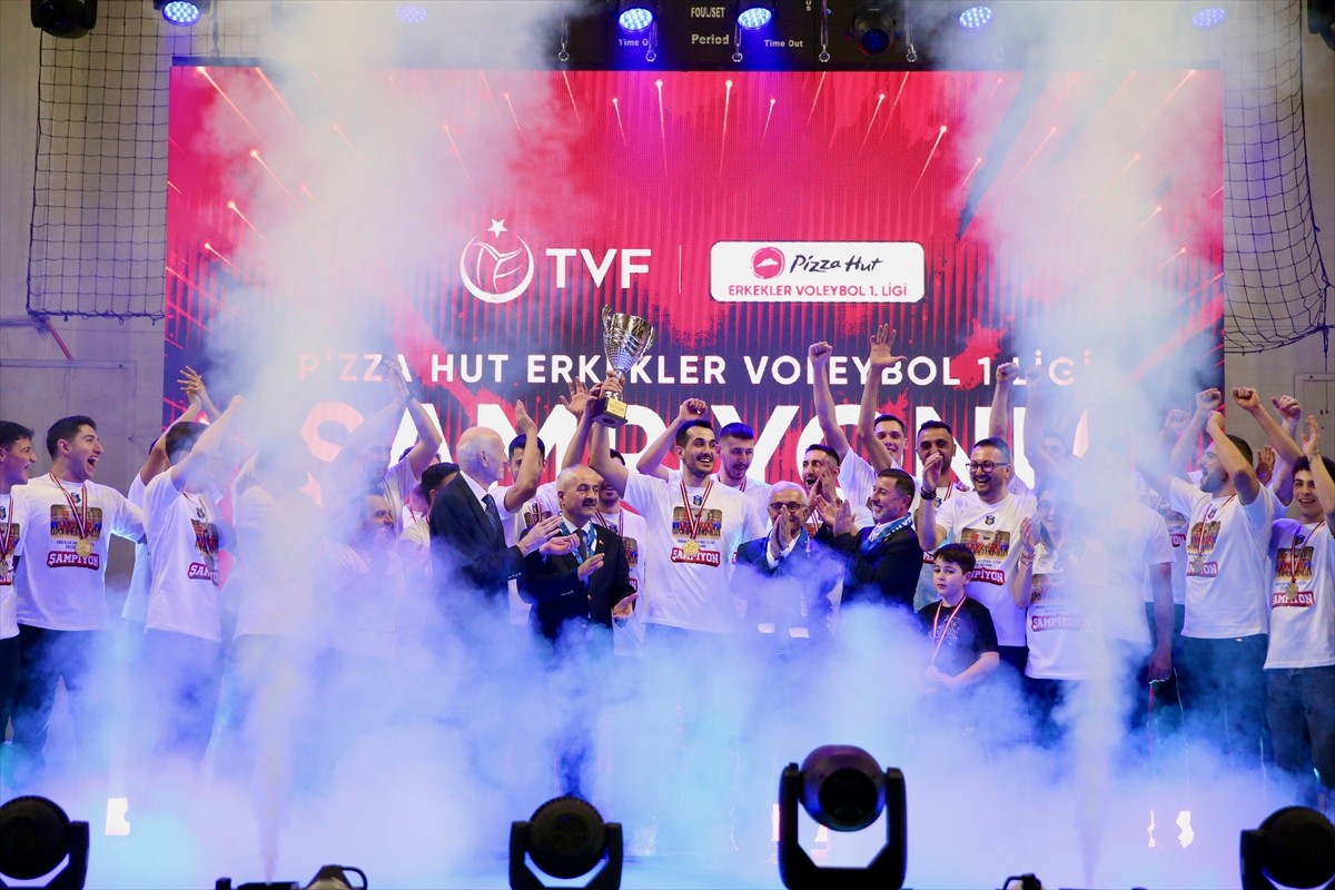 Pizza Hut Türkiye Erkekler Voleybol 1. Ligi’nde sezonu lider tamamlayarak SMS Grup Efeler Ligi’ne...