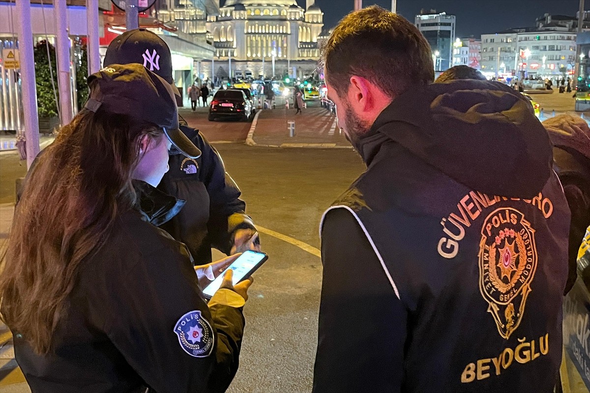 Polis ekiplerince kentin birçok noktasında "Huzur İstanbul Uygulaması" yapıldı. İstanbul Emniyet...