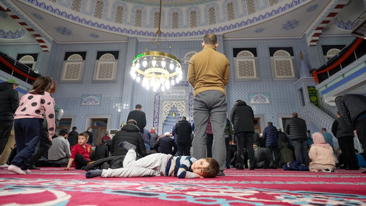 "Çocuklu Cami" olarak da bilinen Hz. Ömer Camii, her yıl ramazan ayında ailelerin ve çocukların...
