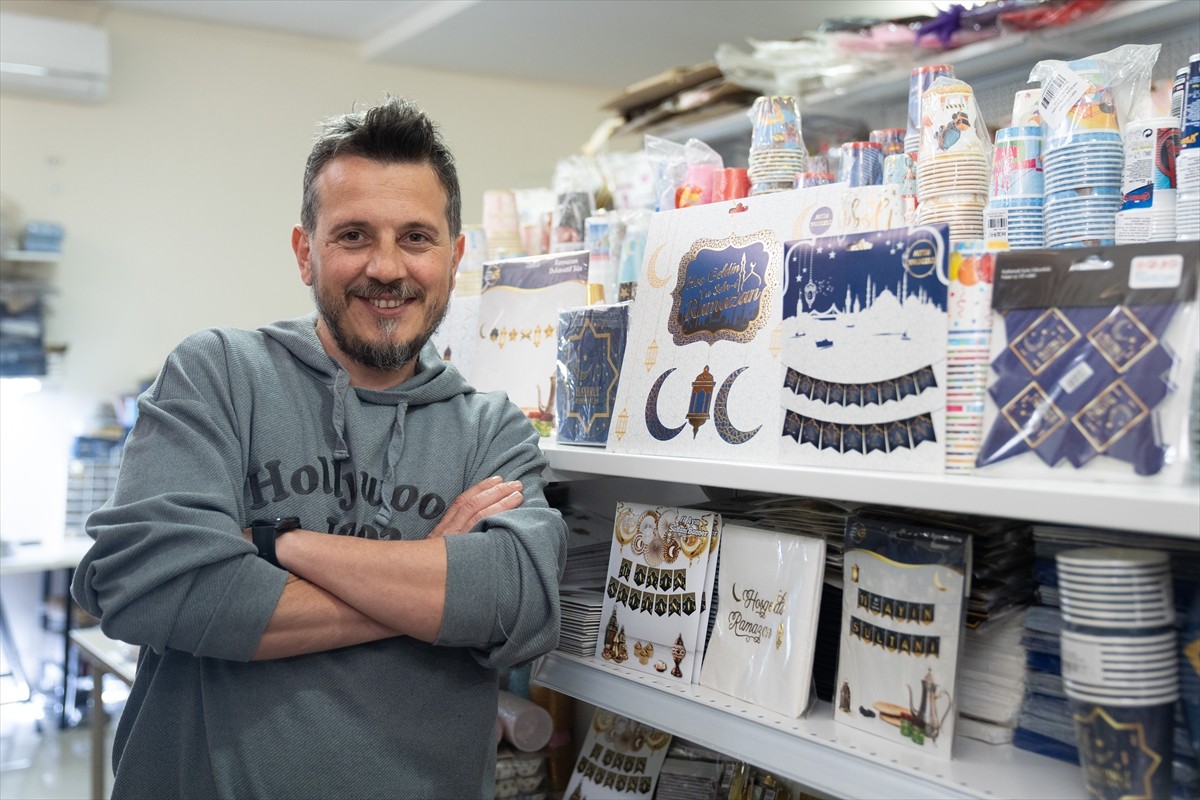 Ramazan ayının bereketi ve coşkusu, bu temadaki süslemelere yönelik talebi artırarak esnafı da...