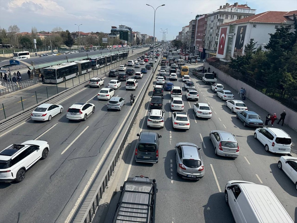 Ramazan Bayramı tatilini İstanbul'da geçiren vatandaşların kentin farklı noktalarına akın etmesi...