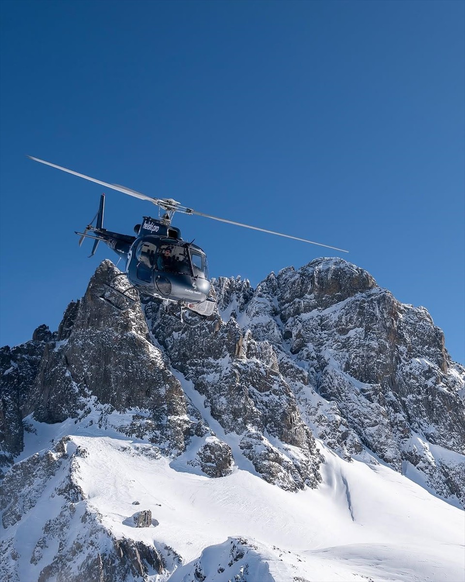Rize'de Kaçkar Dağları'nda helikopterli kayak olarak bilinen "heliski" heyecanı devam ediyor....