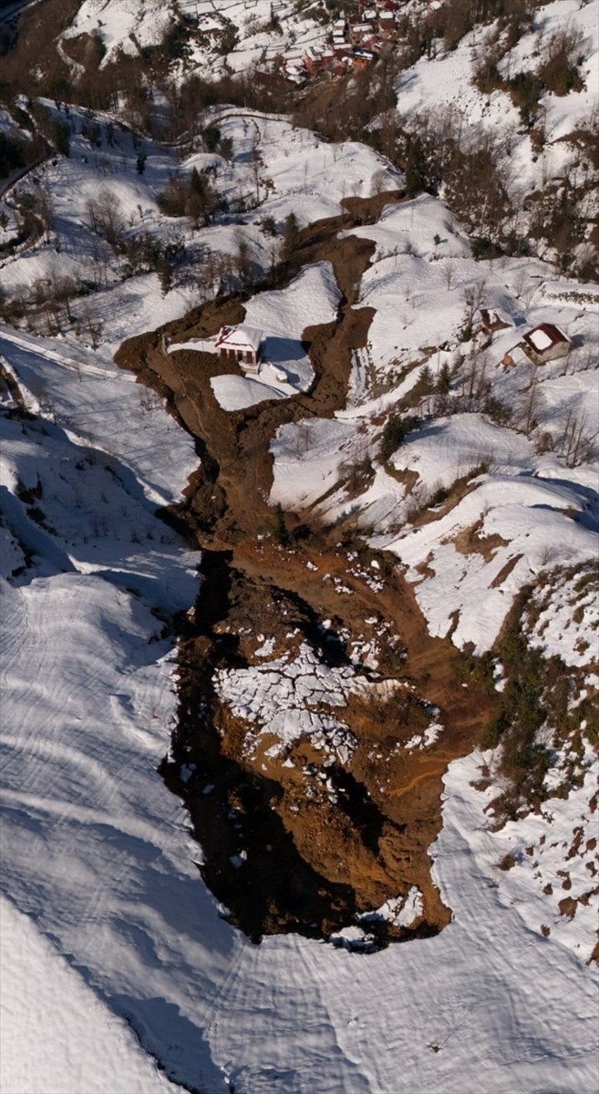 Rize'nin Ardeşen ilçesinde meydana gelen heyelan nedeniyle 4 müstakil ev, tedbir amacıyla...