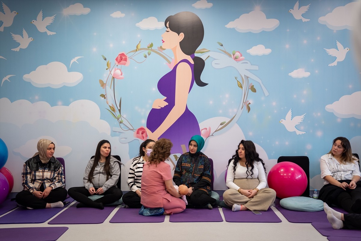 Sağlık Bakanlığı tarafından Kamu Hastaneleri Genel Müdürlüğüne bağlı hastanelerde açılan gebe...