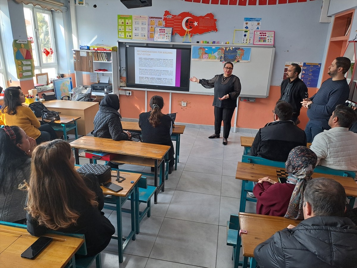 Sakarya'da Hendek ilçesindeki Mustafa Asım İlkokulu öğretmenleri, devamsızlık problemi yaşayan...