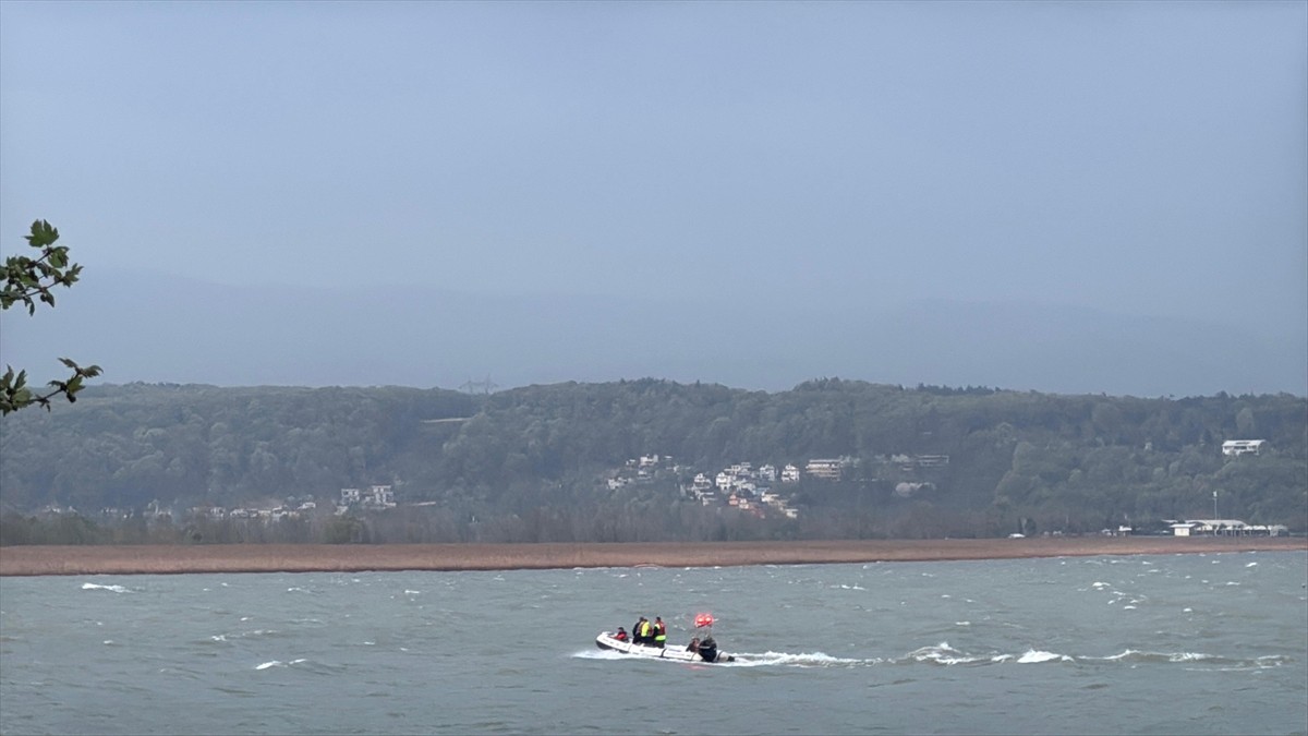 Sakarya'da, Sapanca Gölü'nde antrenman yapan sporcuların bulunduğu kano şiddetli rüzgar nedeniyle...