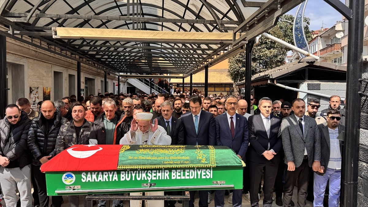 Sakarya'da, Sapanca Gölü'nde antrenman yapan sporcuların yer aldığı kanonun şiddetli rüzgar...