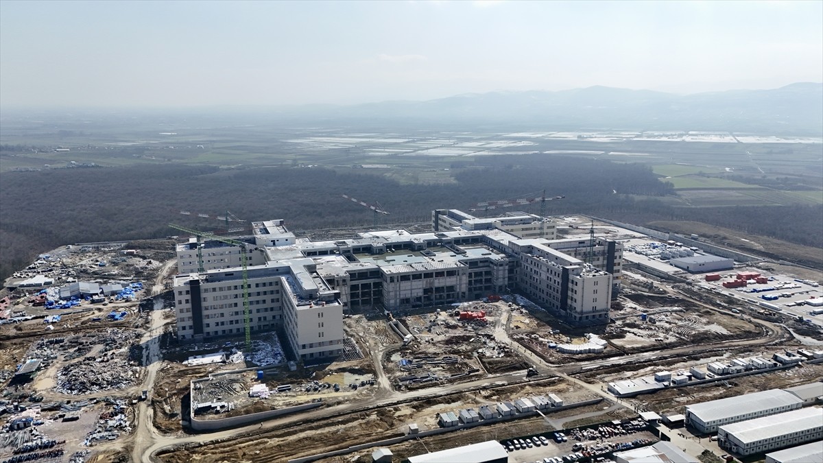 Sakarya'da yaklaşık 300 dönümlük alanda yapımı devam eden 1000 yatak kapasiteli Şehir...