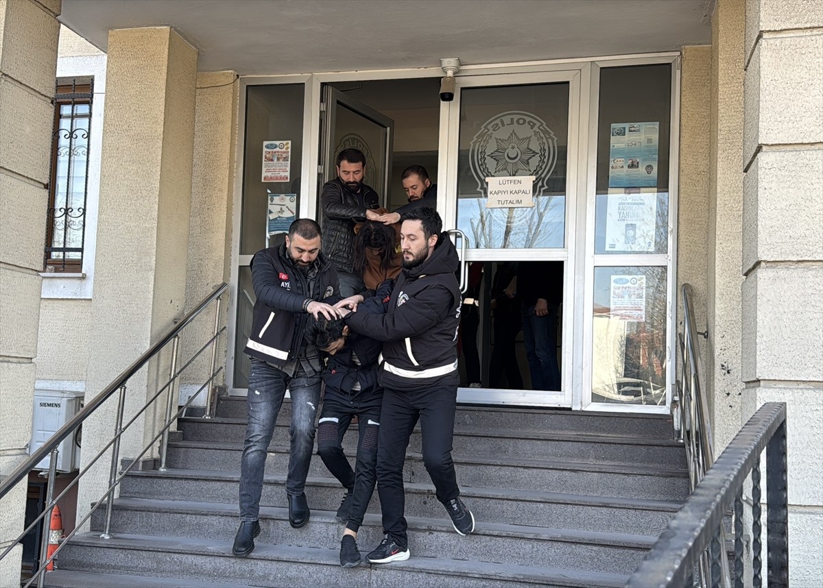 Sakarya'nın Adapazarı ilçesinde yabancı uyruklu hamile kadının balkondan düşerek hayatını...