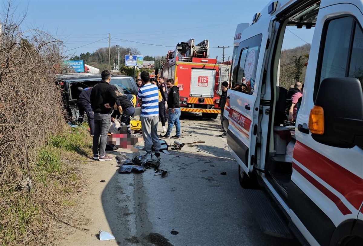 Sakarya'nın Sapanca ilçesinde otomobil ile hafif ticari aracın çarpışması sonucu 5'i çocuk 10 kişi...