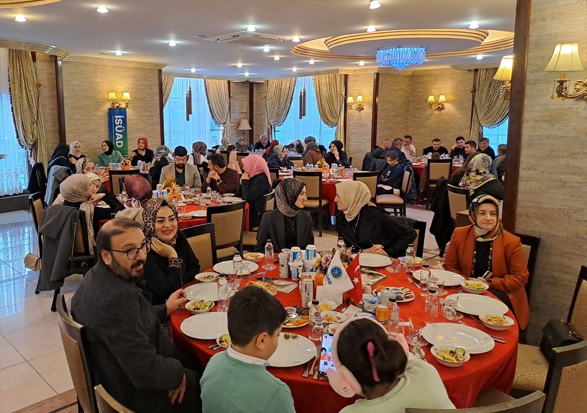 Sakarya'nın Serdivan ilçesinde Gazze ve Filistin'e destek amacıyla iftar programı düzenlendi. İş...
