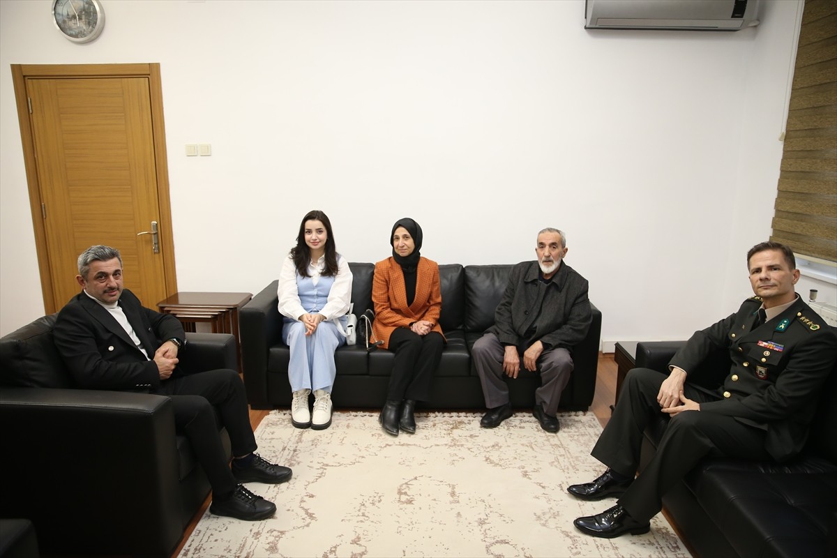 Sakarya Garnizon Komutanlığınca şehit aileleri ile gazilere iftar verildi. İftar programından önce...