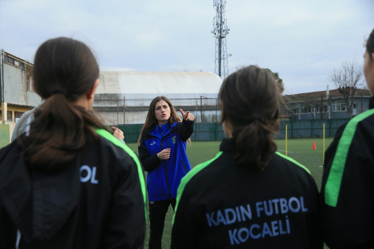 Sakatlığı nedeniyle futbolda aktif kariyerinin ardından antrenörlüğe geçen 27 yaşındaki Şüheda...
