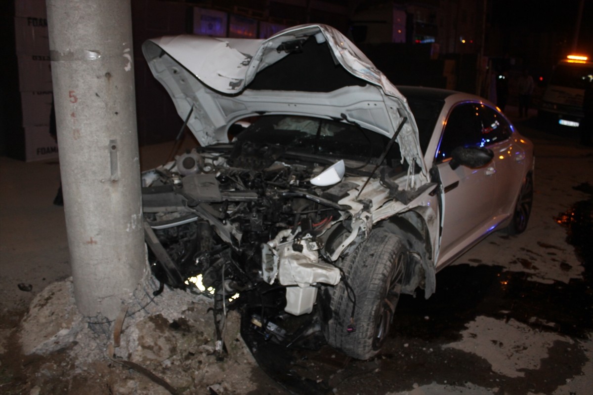 Samsun'un Bafra ilçesinde 3 aracın karşı kazada 4 kişi hastaneye kaldırıldı.