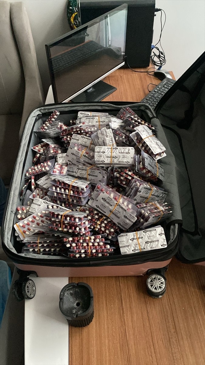 Samsun'un Canik ilçesinde çay ocağında 8 bin 456 sentetik ecza hapı ele geçirildi, 2 zanlı...