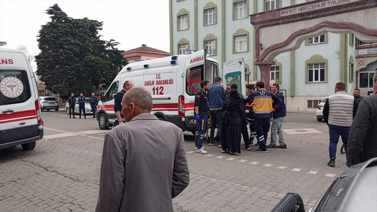 Samsun'un Çarşamba ilçesinde mezarlık ziyareti yapan aileler arasında çıkan silahlı kavgada 2'si...