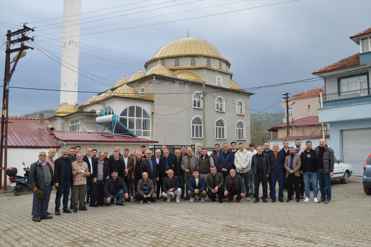 Samsun'un Havza ilçesinde bayram namazı sonrası cemaatin cami avlusunda kahvaltı yapma geleneği...
