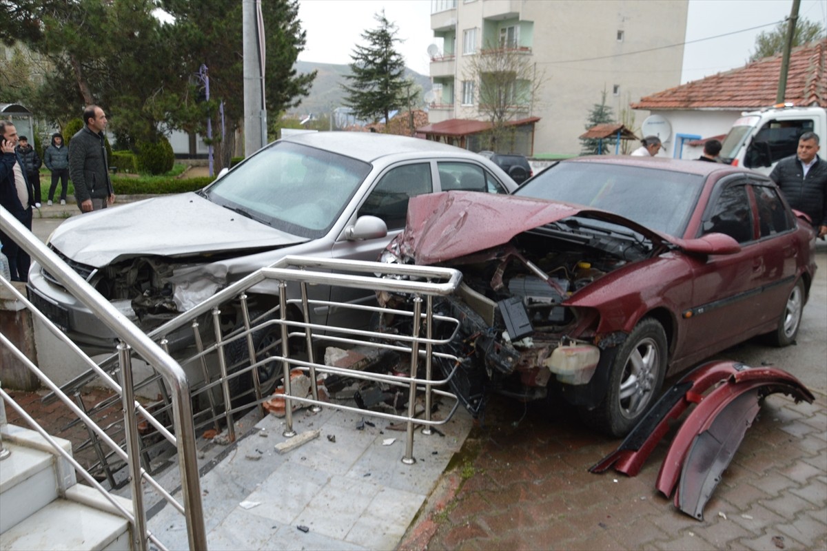Samsun'un Havza ilçesinde iki otomobilin çarpıştığı kazada 4 kişi yaralandı.