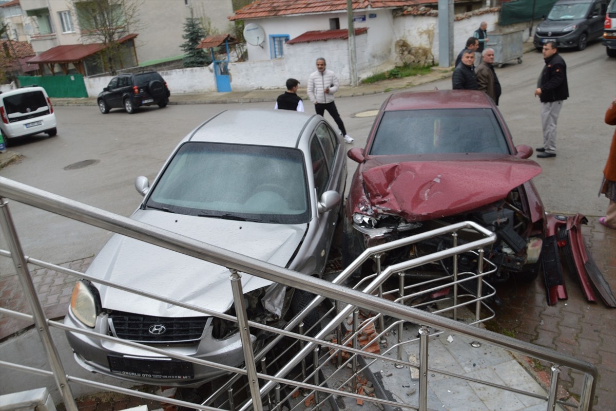 Samsun'un Havza ilçesinde iki otomobilin çarpıştığı kazada 4 kişi yaralandı.