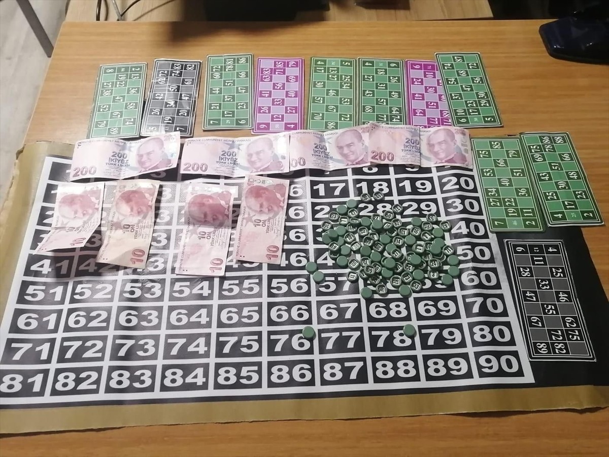 Samsun'un İlkadım ilçesinde bir dernekte kumar oynayan 38 kişiye 351 bin 386 lira idari para...
