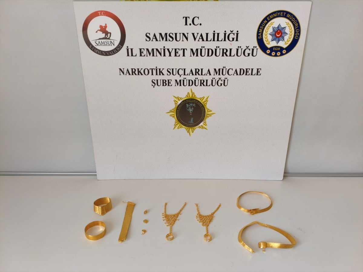 Samsun'un İlkadım ilçesinde dolandırıcılık suçundan aranan hükümlü, sahte altınla yakalandı....