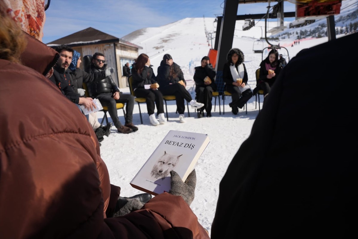 Samsun'un Ladik ilçesindeki 2 bin rakımlı Akdağ Kayak Merkezi'nde kar üzerinde kitap okuma...