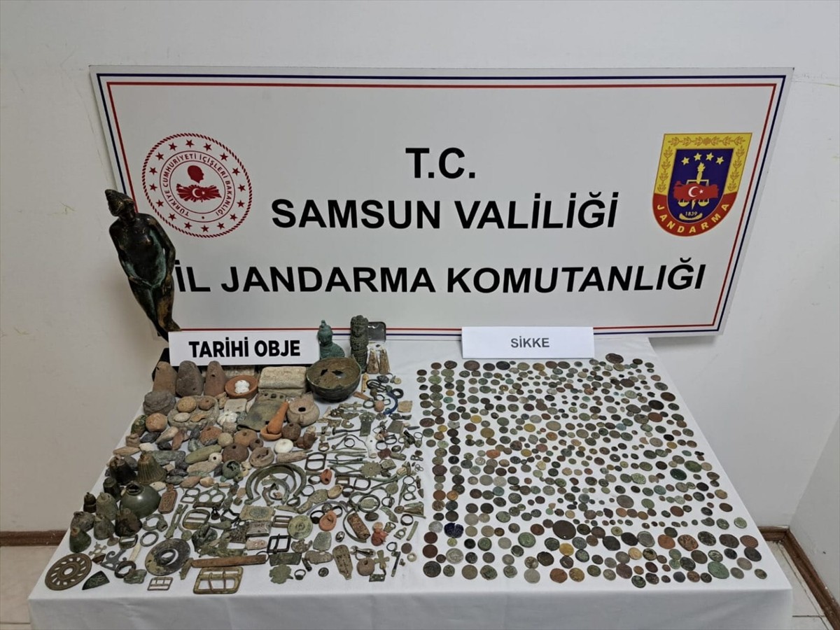 Samsun'un Tekkeköy ilçesinde tarihi eser kaçakçılığına yönelik operasyonda 3 şüpheli gözaltına...