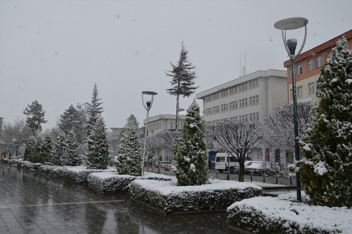 Samsun'un yüksek kesimleri ile Kavak ve Havza ilçelerinde kar etkili oldu.
