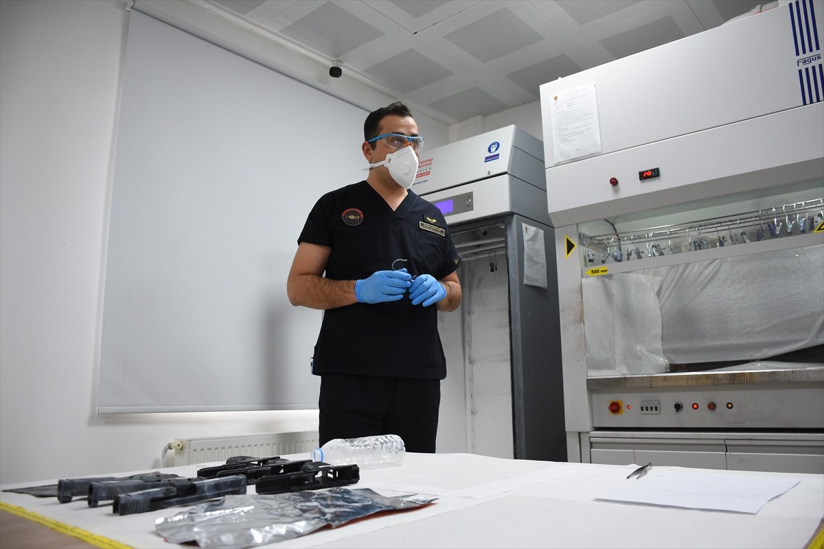 Samsun İl Jandarma Komutanlığı Kriminal Şube Müdürlüğünde görevli uzmanlar, delilden suç ve...