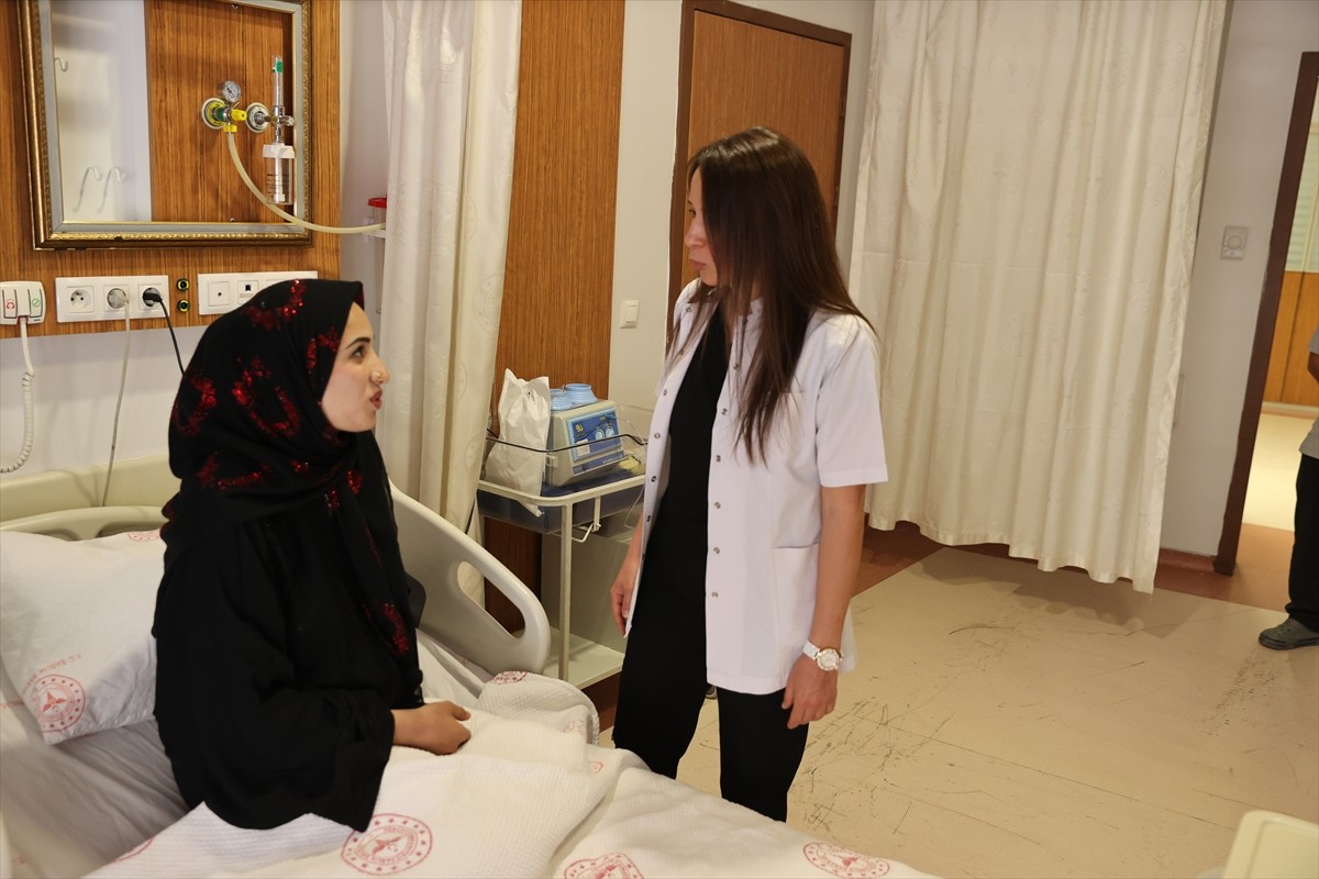 Şanlıurfa'da dünyaya getirdiği beşiz bebeklerden birini kaybeden anne Şemse Felhan (solda)...