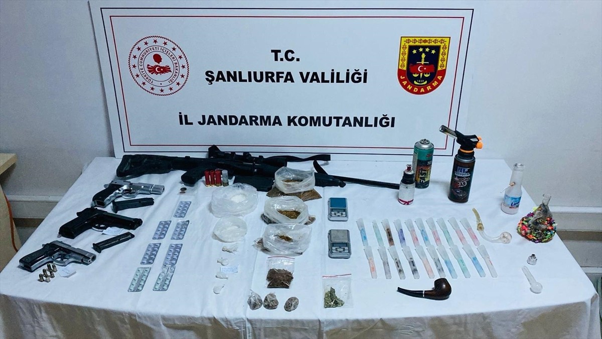 Şanlıurfa'nın Haliliye ilçesinde düzenlenen uyuşturucu ve silah kaçakçılığı operasyonunda 5...