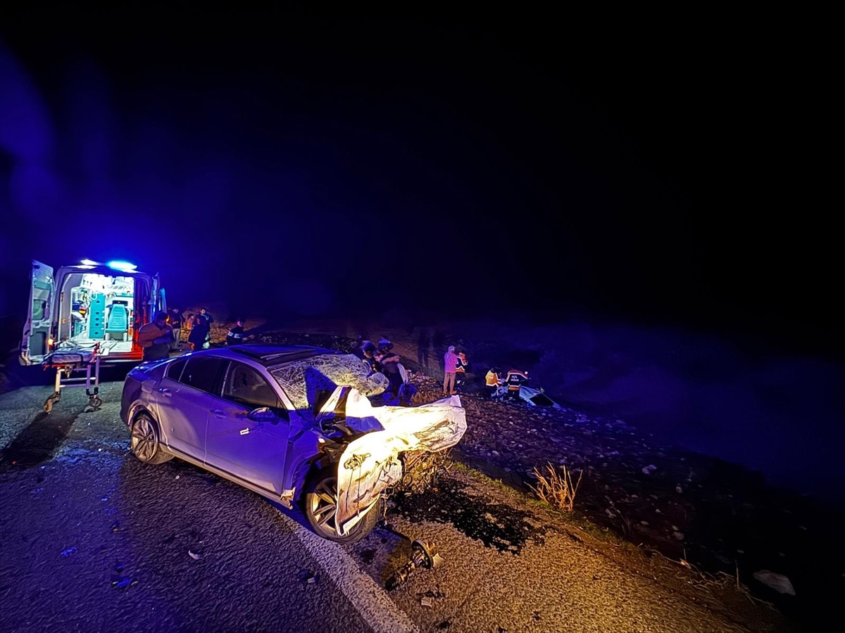 Şanlıurfa'nın Suruç ilçesinde iki otomobilin çarpışması sonucu 4 kişi hayatını kaybetti.