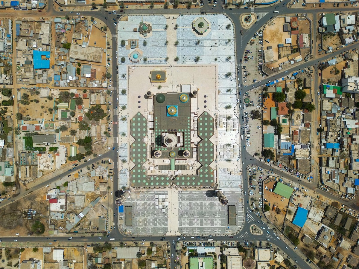  Senegal’de Müridi tarikatı mensupları, Ramazan ayının 20’nci gününe denk gelen cuma namazı için...